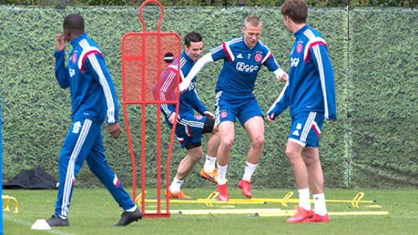 雄鹿签下了 雄鹿签下了